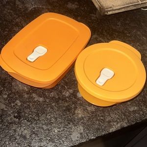 Set of 2 orange vintage microwaveable bowls by Tupperware. Vented cover..
